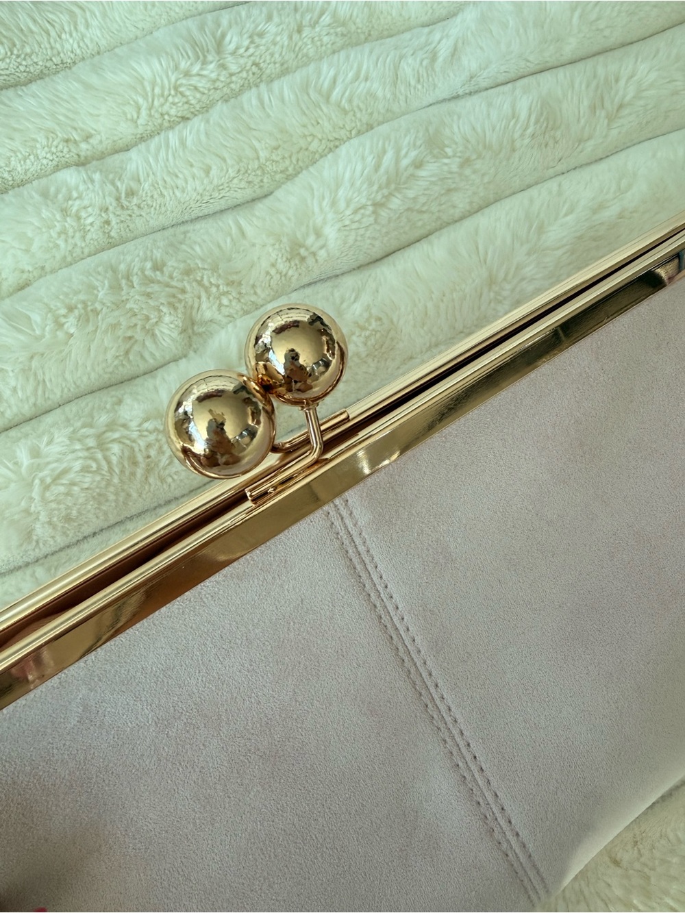 Elegant Pink Kiss-Lock Clutch Bag - Picture 3 of 3